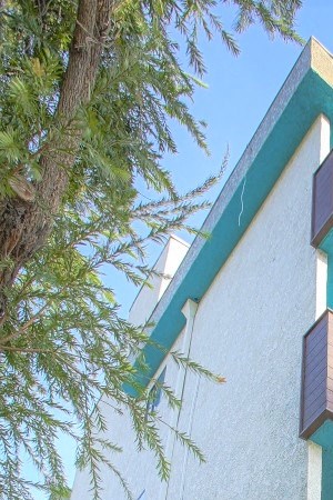 4250 Coldwater Canyon exterior building front entrance